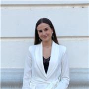 Maestra de apoyo para reforzar a los alumnos y alumnas en las asignaturas que le pueden dificultar el aprendizaje en la escuela